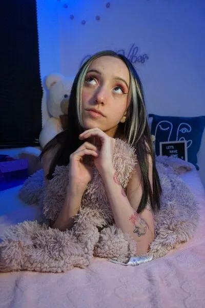 Live sex webcam photo for HannahLamberti #4249661