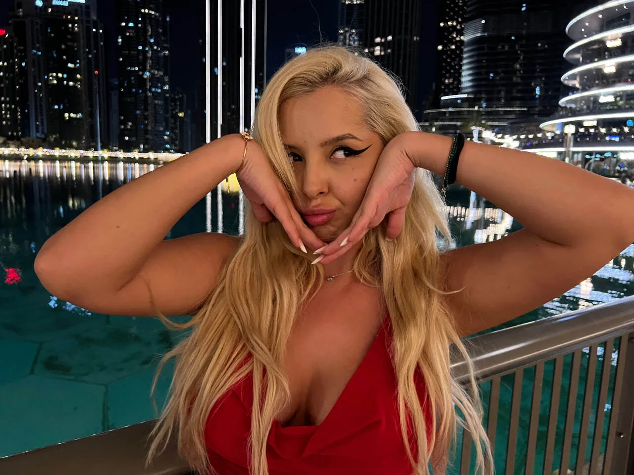 Live sex webcam photo for VictoriaMorrone #7482531