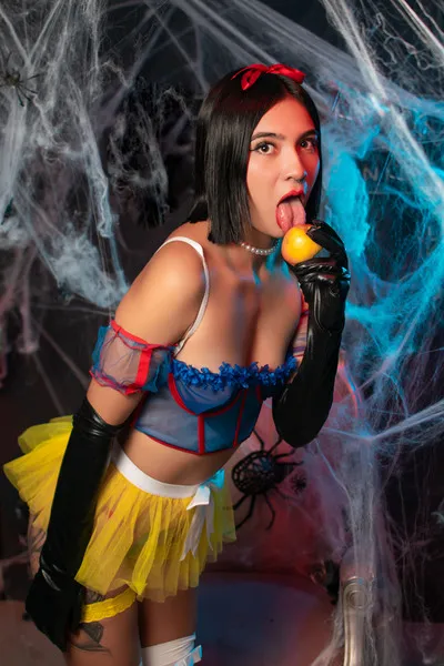 Live sex webcam photo for EmmaEvansss #5739900