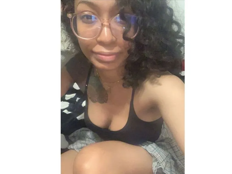 Live sex webcam photo for LovetocallmeMee #3901209
