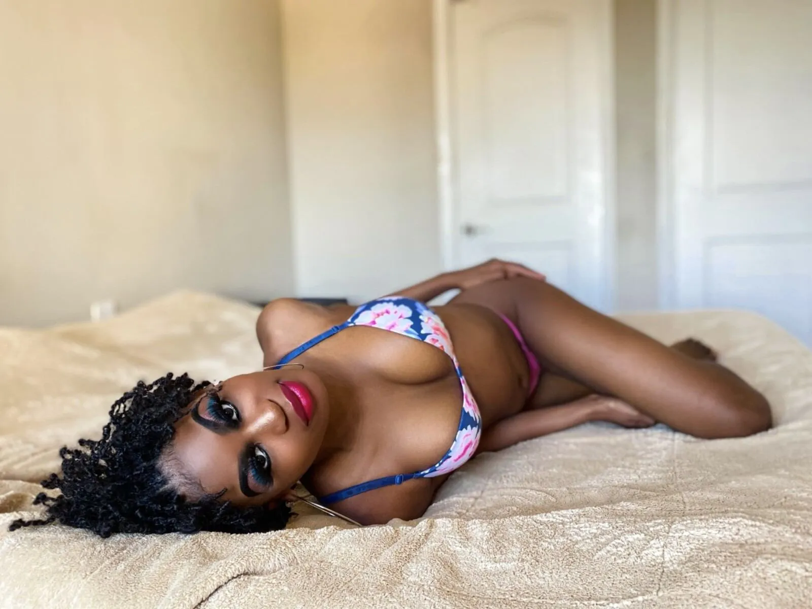 Live sex webcam photo for JasmineLinley #3899019