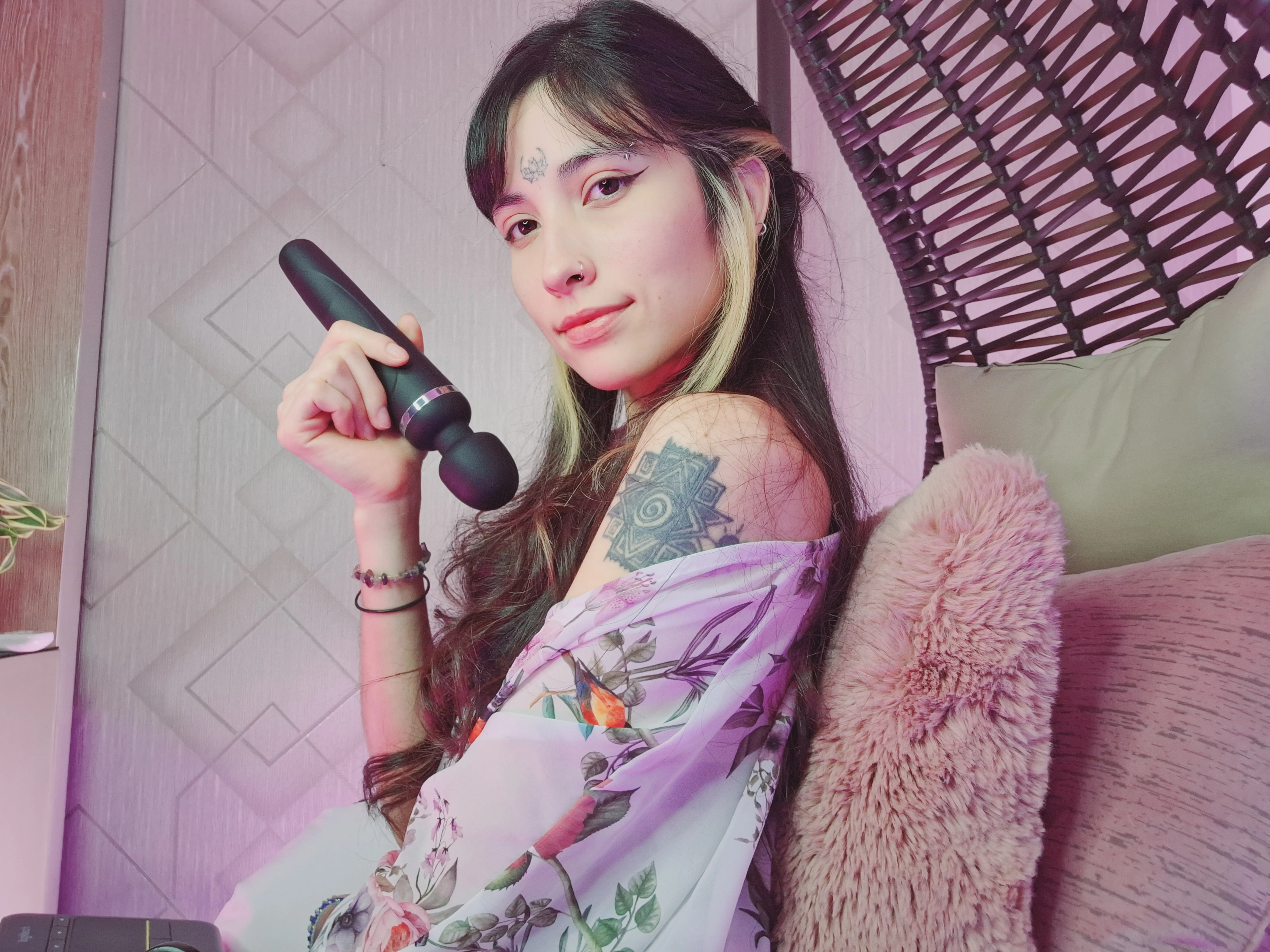 Live sex webcam photo for TaraHunter #7421316