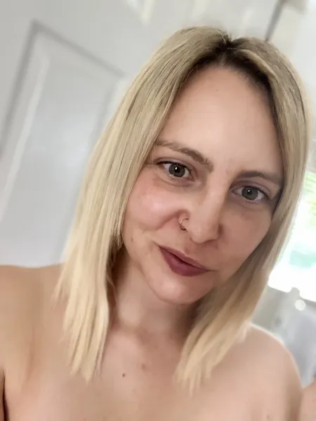 Live sex webcam photo for EllieSoSubmissive #6267569