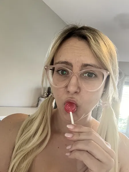 Live sex webcam photo for EllieSoSubmissive #4182926