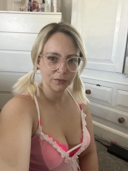 Live sex webcam photo for EllieSoSubmissive #6267575