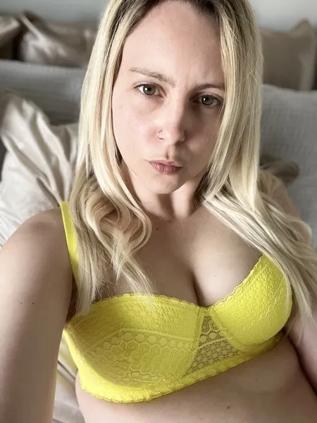 Live sex webcam photo for EllieSoSubmissive #6267570