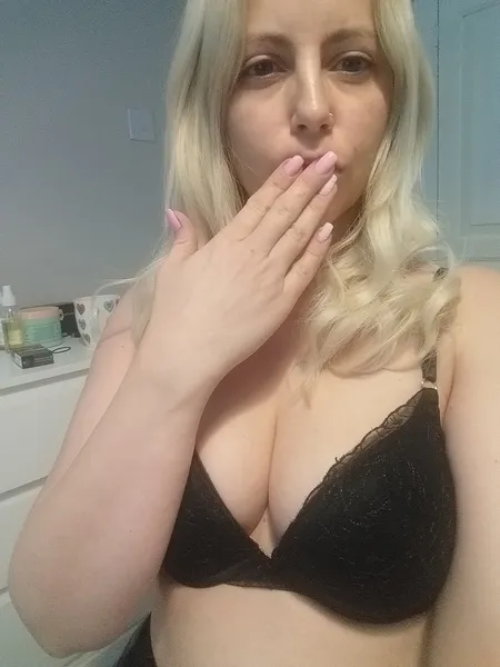 Live sex webcam photo for EllieSoSubmissive #4080866