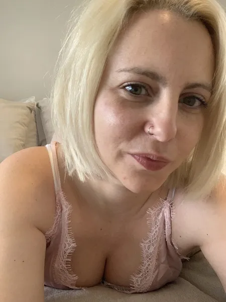 Live sex webcam photo for EllieSoSubmissive #6270004