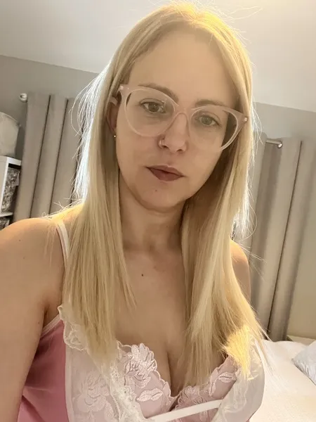 Live sex webcam photo for EllieSoSubmissive #5877729