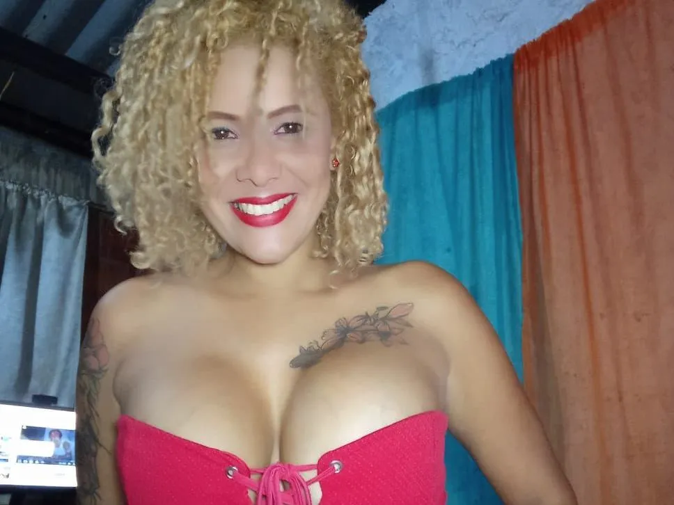 Live sex webcam photo for karollqueenXO #5778425