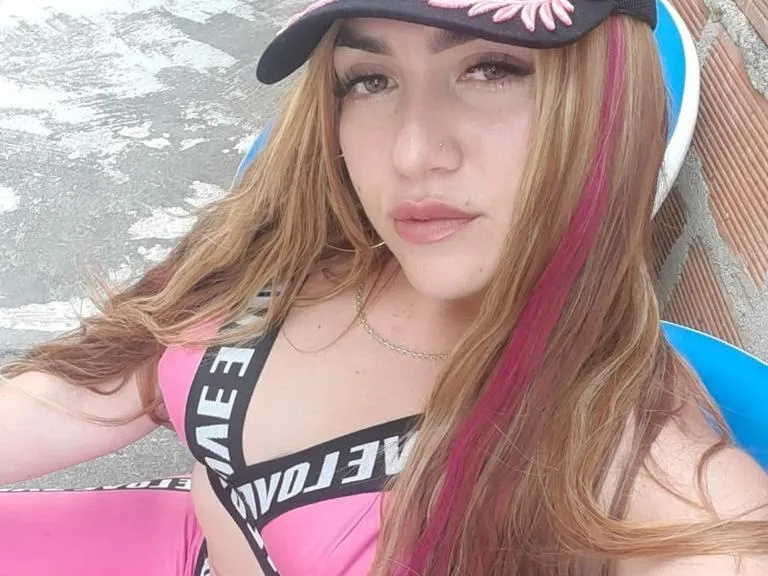 Live sex webcam photo for EmmyFlow #4010873