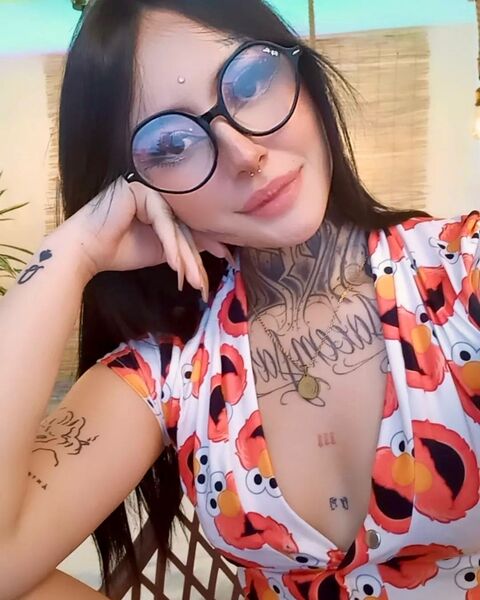 Live sex webcam photo for MiaMoore18 #6503183