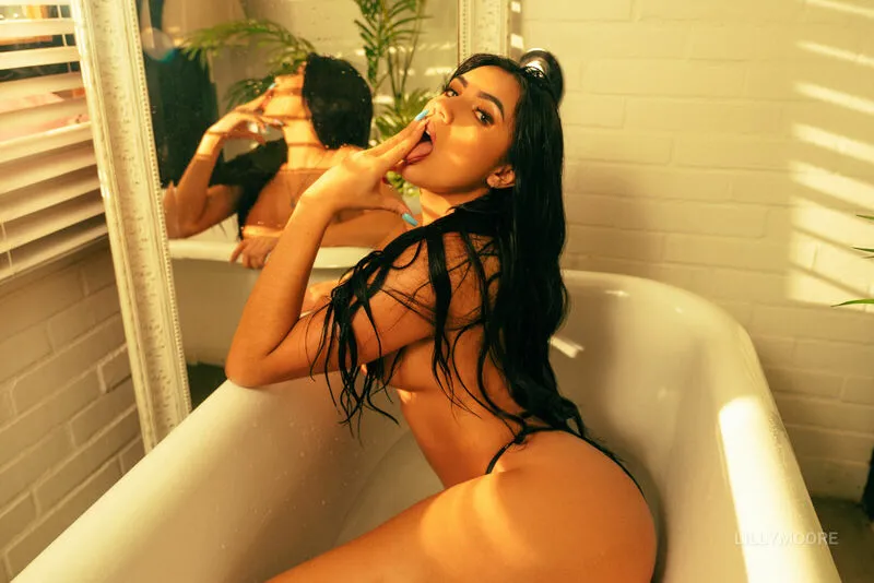 Live sex webcam photo for LillyMore #6165441