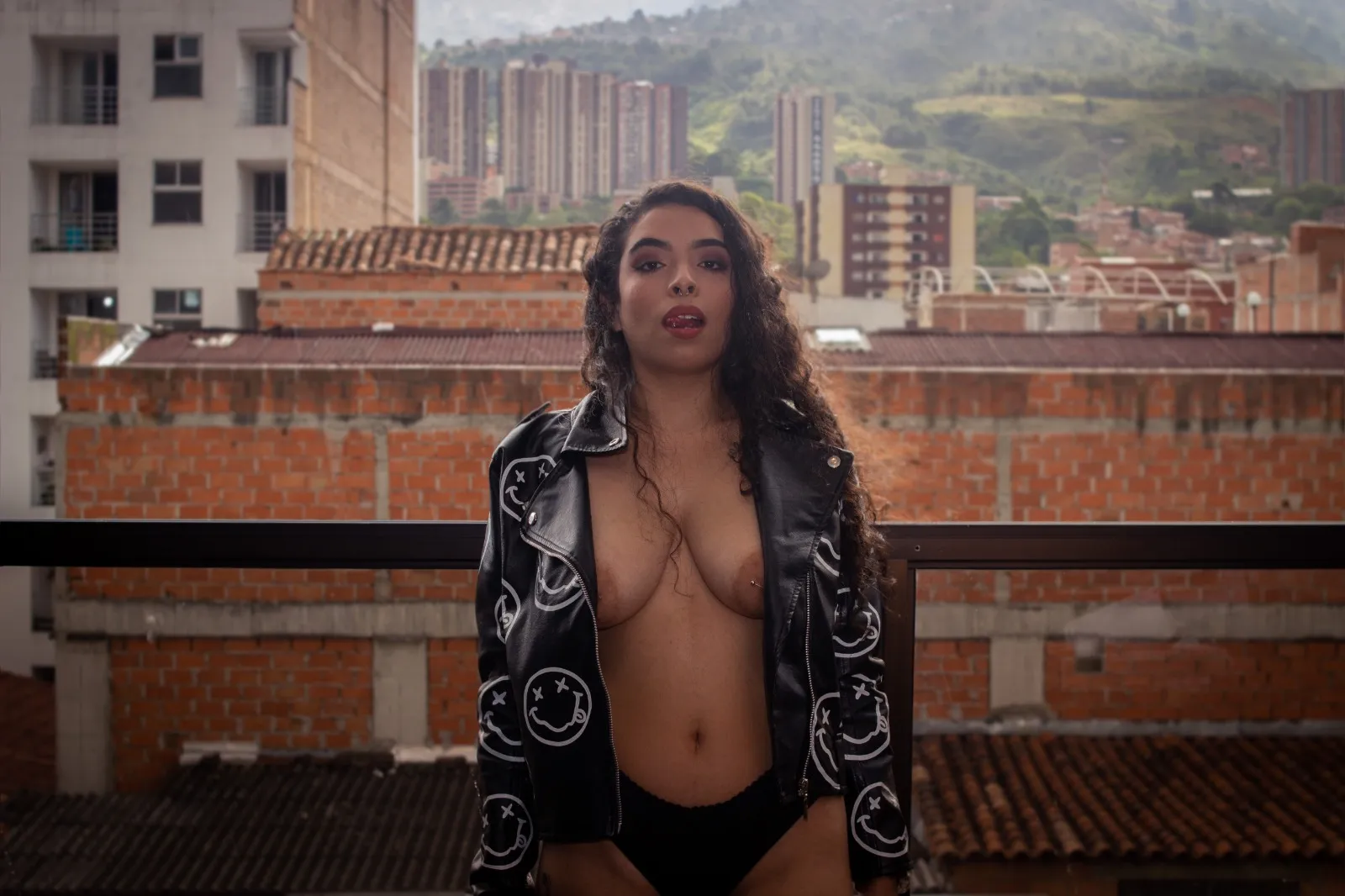 Live sex webcam photo for CharlotteeLopez #7812566