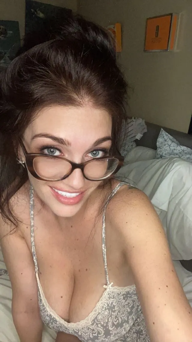 Live sex webcam photo for LunaLyons #8132299