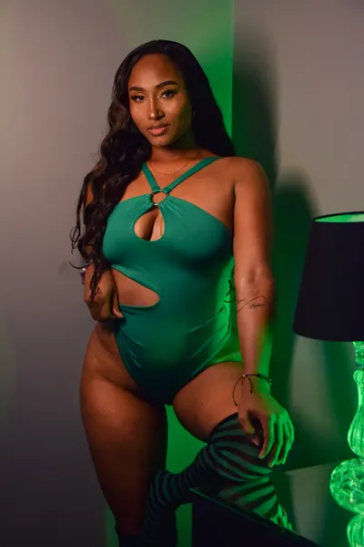 Live sex webcam photo for HeatherWen #4205559