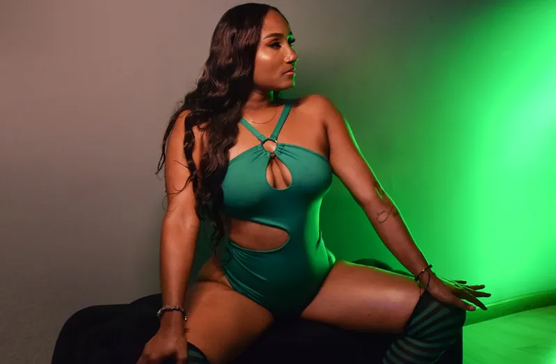 Live sex webcam photo for HeatherWen #4205557