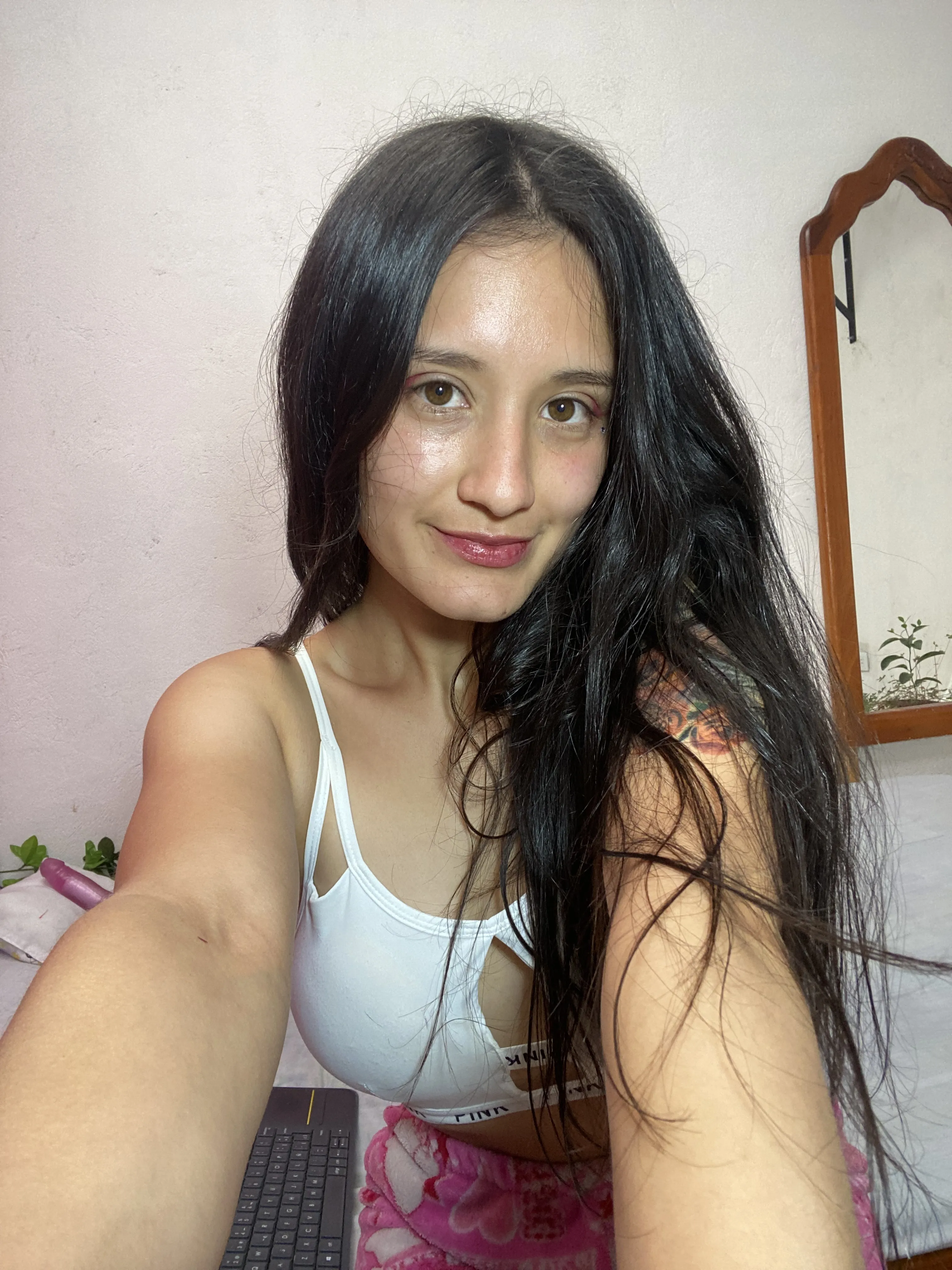 Live sex webcam photo for Kimyrosse #7114995