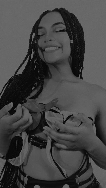 Live sex webcam photo for MoniekBrotons #4183493