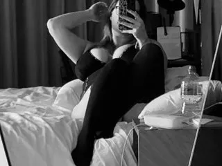 Live sex webcam photo for TittieTia19 #6945355