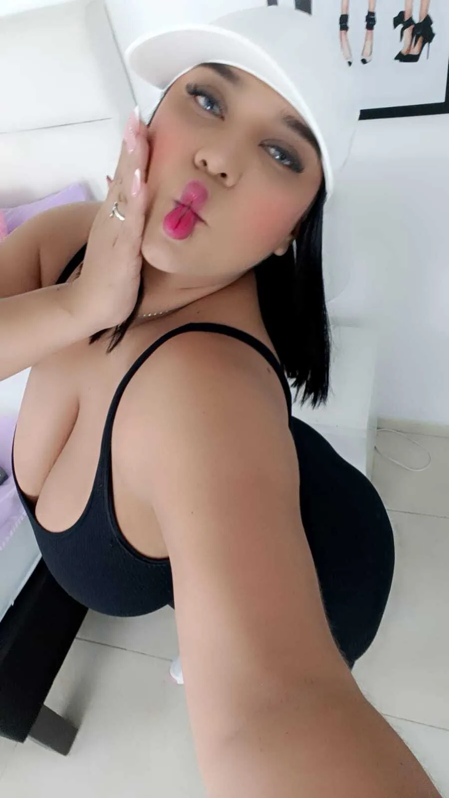 Live sex webcam photo for JosliinWillis #8068197