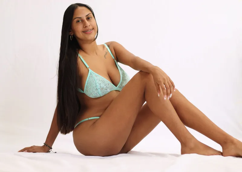 Live sex webcam photo for MiaFoxx23 #4249913