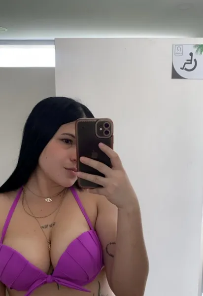 Live sex webcam photo for zarasquirt18 #6052742