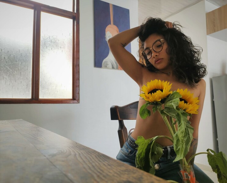 Live sex webcam photo for DinnyBrownn #5890541