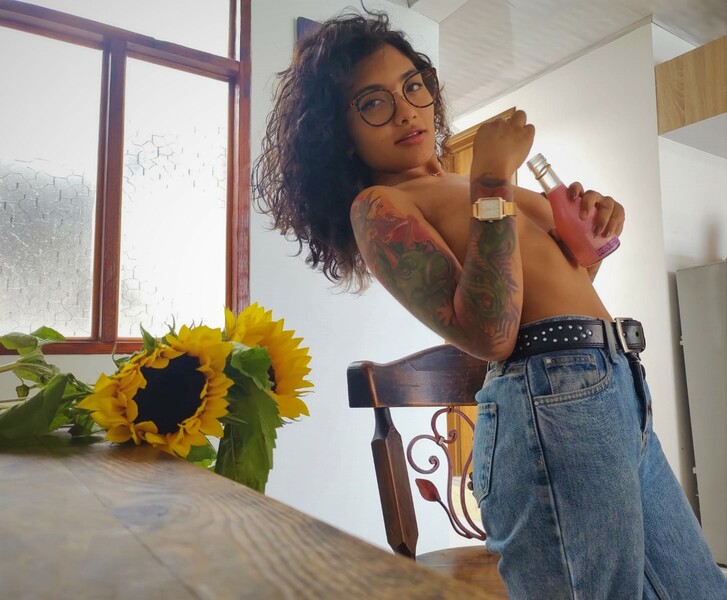 Live sex webcam photo for DinnyBrownn #6021861