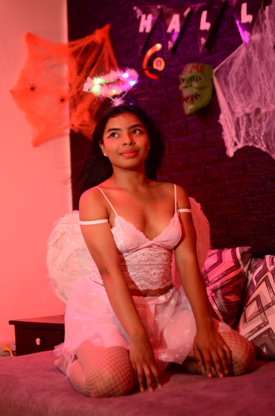 Live sex webcam photo for EmiliCoopper #5693991