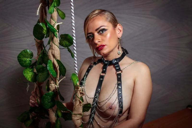 Live sex webcam photo for JeanineScoott #4246145