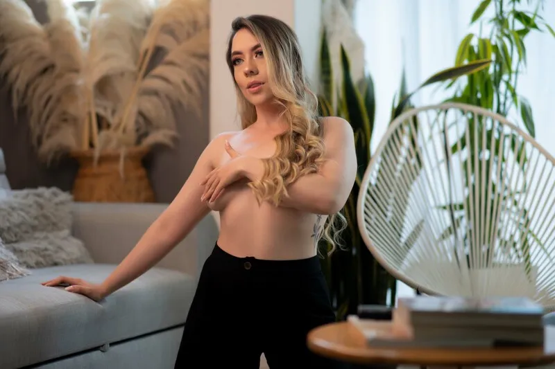 Live sex webcam photo for ItsAlice #5299880