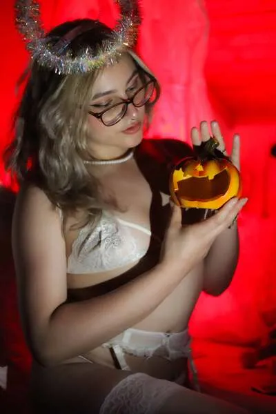 Live sex webcam photo for Carolinejones23 #6066311