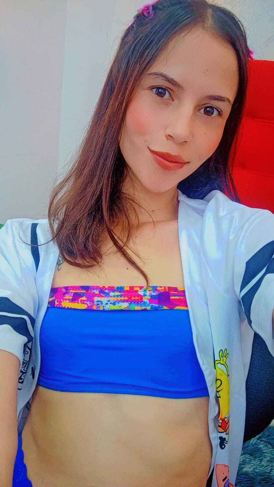 Live sex webcam photo for Lindsey18 #7912174