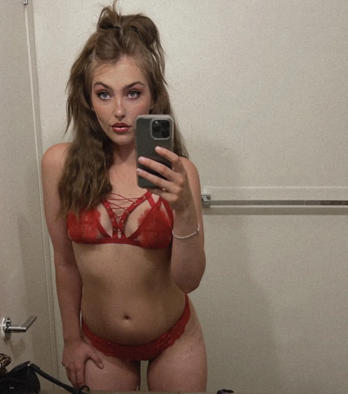 Live sex webcam photo for AlexMarieXOXO #7369715