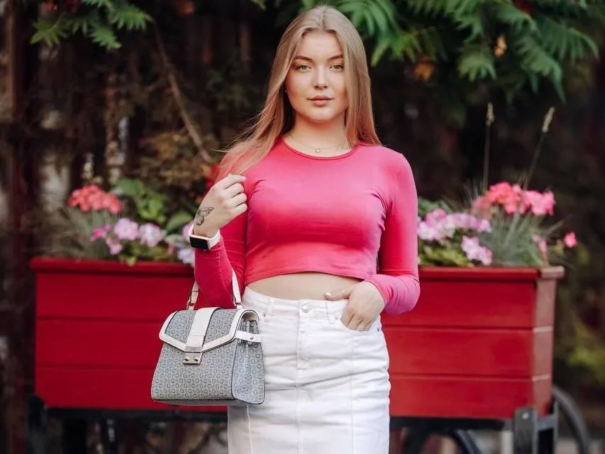 Live sex webcam photo for WiseeeHannah #5414814