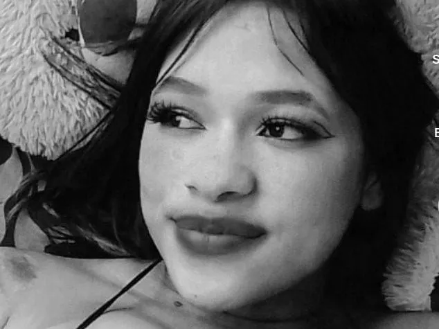 Live sex webcam photo for caribeanfox #5421735