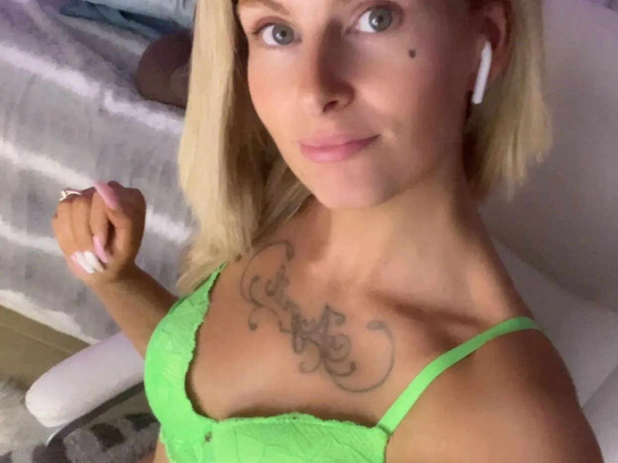 Live sex webcam photo for AprilDesires #5639078