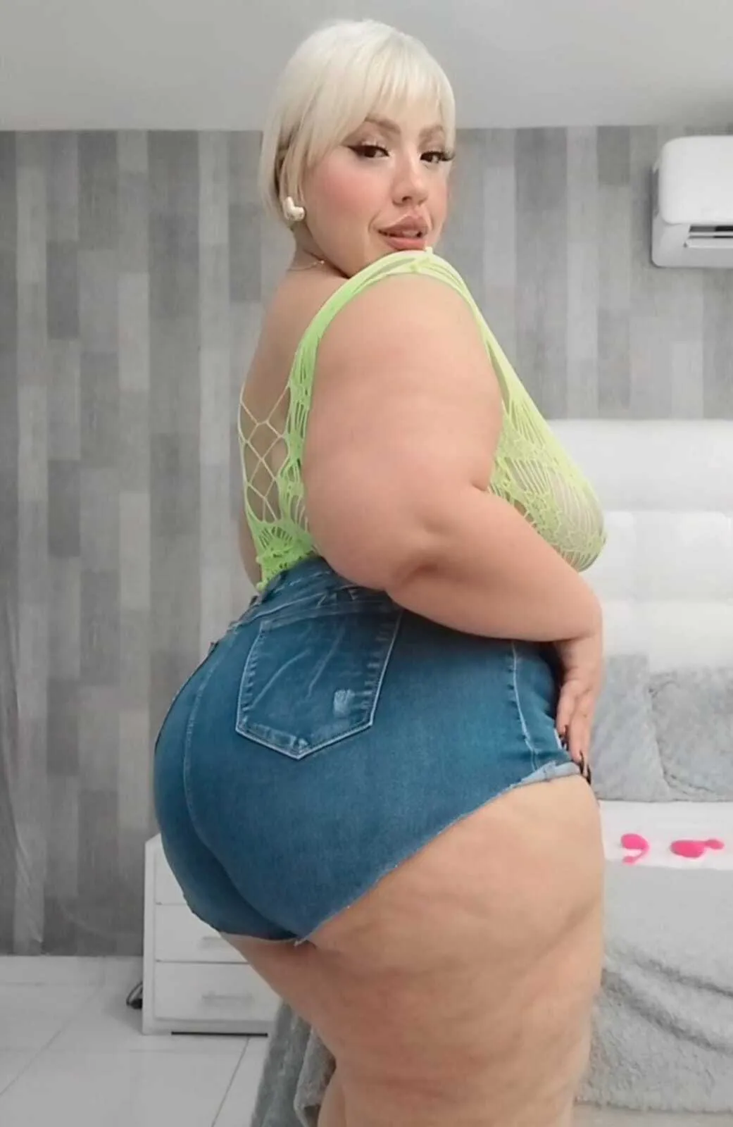 Live sex webcam photo for LeahMillerh #8466763