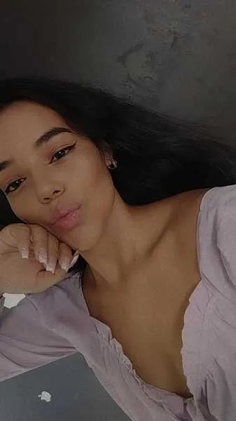 Live sex webcam photo for AnnieLacrof #5496109