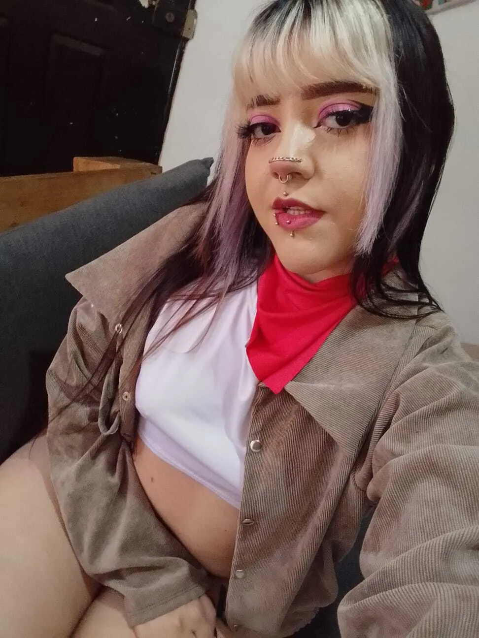 Live sex webcam photo for CharlotteMeyers #8095757