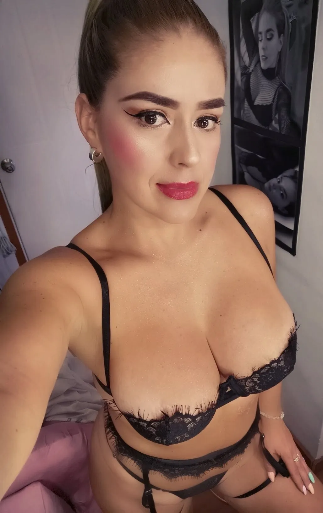 Live sex webcam photo for VictoriaHispanic #8355028