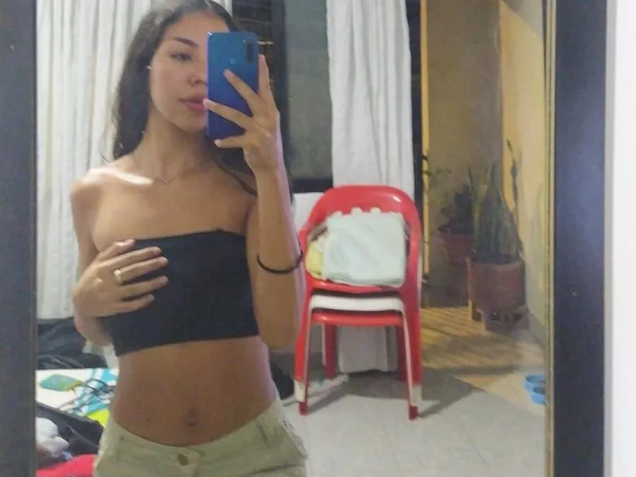 Live sex webcam photo for SexyBrenda18 #5509805