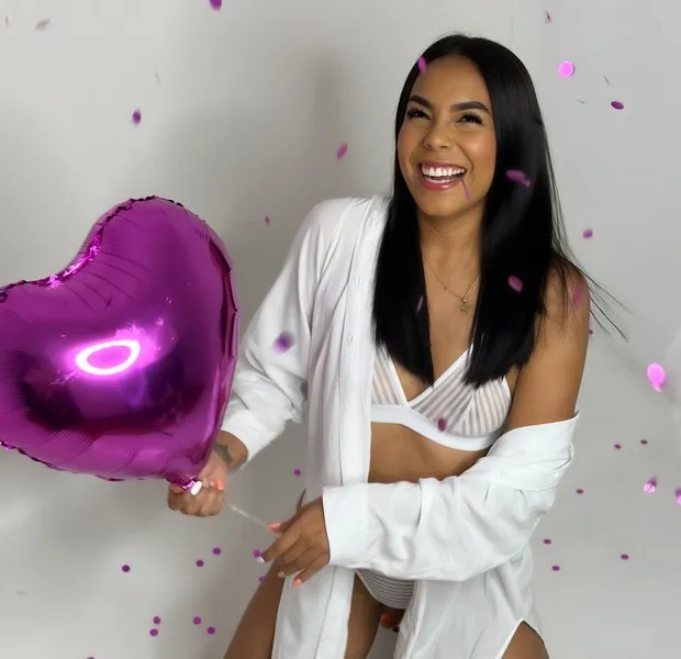Live sex webcam photo for AntonellaMaison #5690370