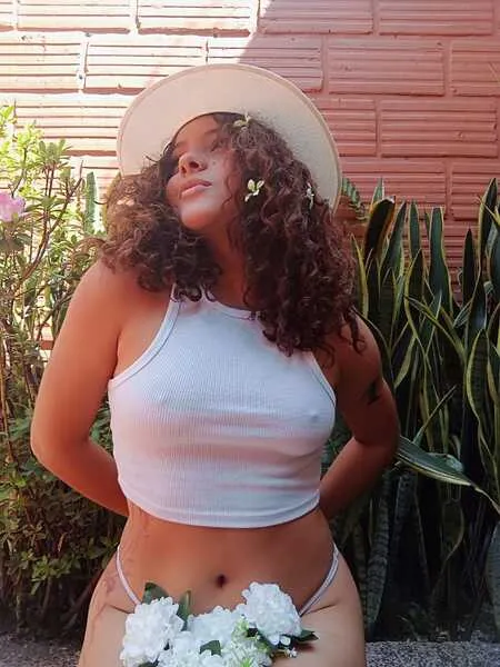 Live sex webcam photo for LunaMatineez #5578286