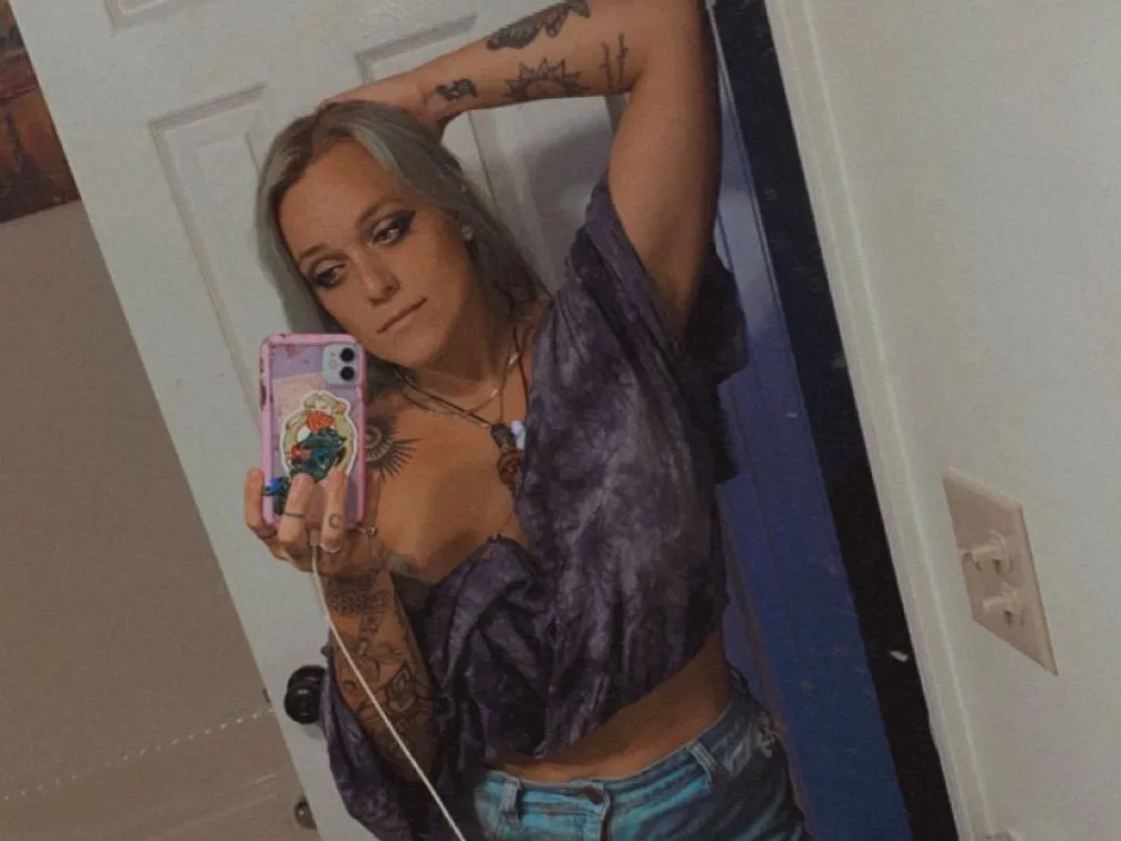 Live sex webcam photo for 333GoddessoftheSea333 #5607702