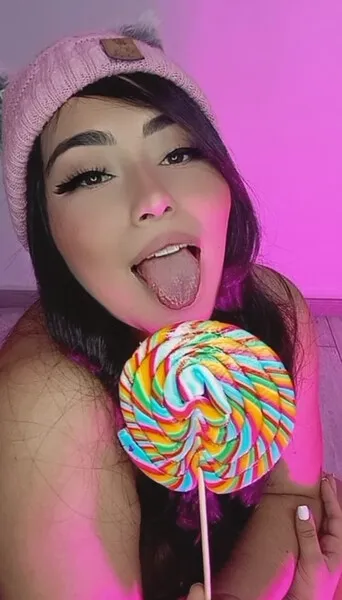 Live sex webcam photo for KarolinaHills #5607422