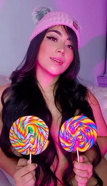 Live sex webcam photo for KarolinaHills #5607424