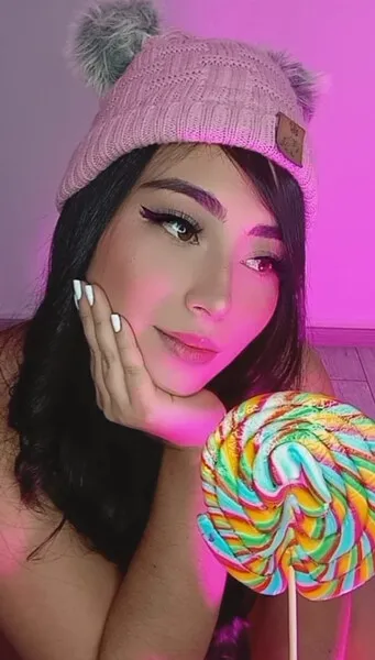 Live sex webcam photo for KarolinaHills #5607427