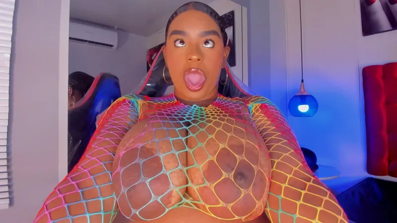 Live sex webcam photo for NaomiQueenn18 #6859156